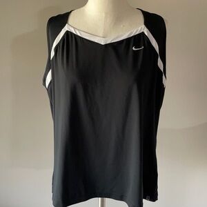 NIKE PLUS SIZE DRI FIT SLEEVELESS ACTIVEWEAR STRETCH TOP. Slight V neck size 2X